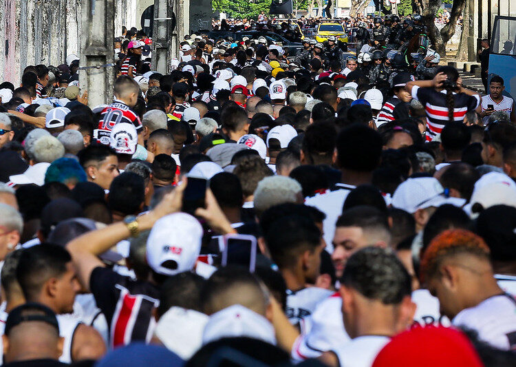 Além do resultado negativo: Santa Cruz perde possibilidade de boa receita após eliminação e torcida sofre com transtornos para entrar no Arruda