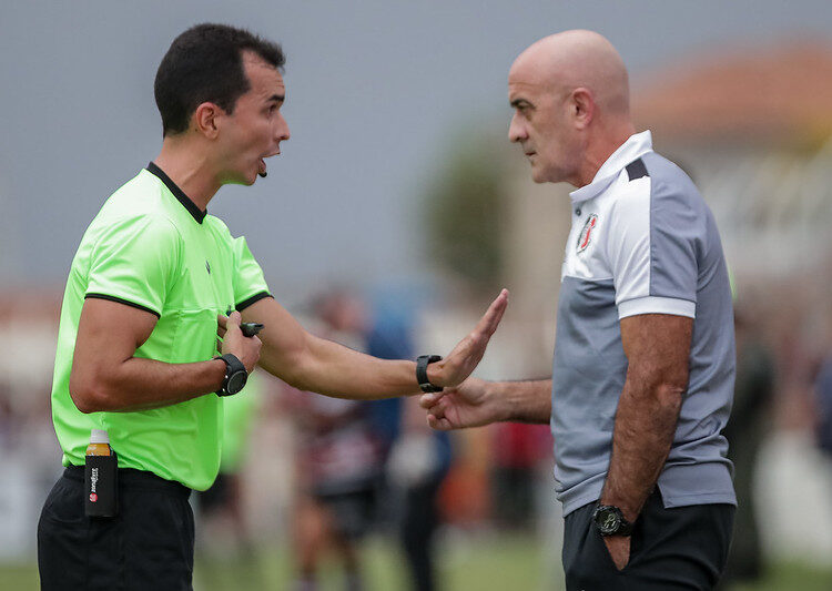 Após empate, Santa Cruz vai pedir afastamento de trio de arbitragem da estreia do Pernambucano