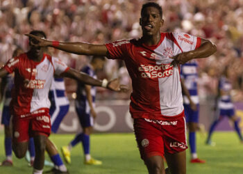 Kauan Maranhão abre o placar para o Náutico contra o Jaguar. Foto: Nautico