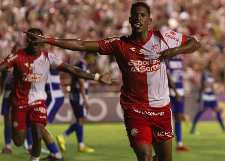 Kauan Maranhão abre o placar para o Náutico contra o Jaguar. Foto: Nautico