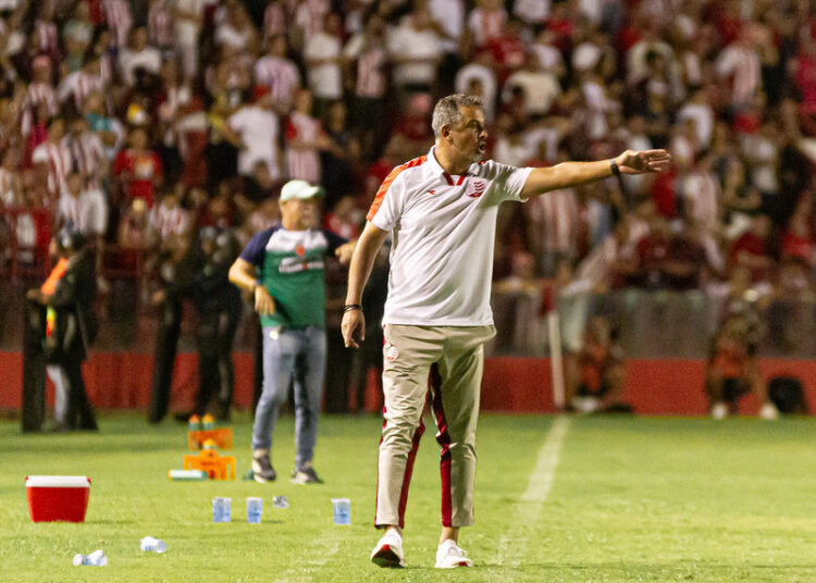 Marquinhos Santos sai em defesa de Douglas Borges, elogia intensidade do Náutico mas afirma que “time não está pronto”