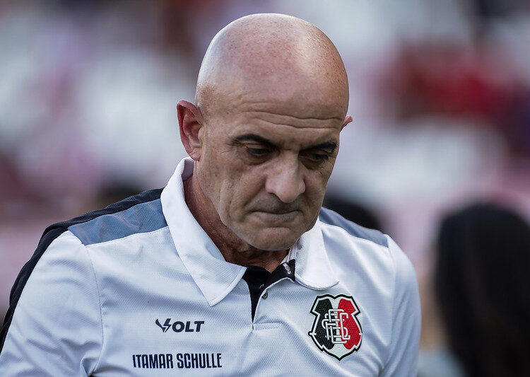 Santa Cruz: Itamar Schulle foi levado ao hospital após Clássico das Emoções; Treinador já retornou aos trabalhos