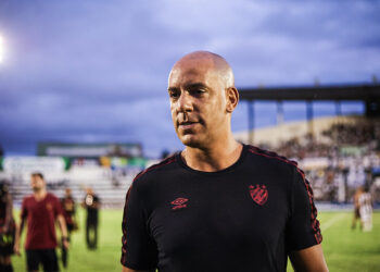 Após vitória do Sport contra o Central, Pepa tece críticas ao gramado do Lacerdão