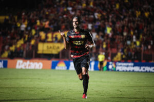 Gonçalo Paciência marca dois gols contra o Jaguar. Foto: Paulo Paiva / Sport