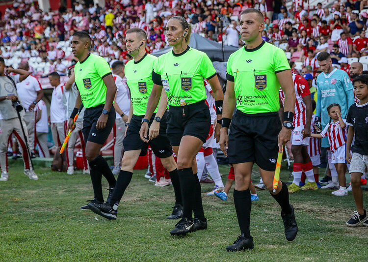 Após erro em lance que definiu Clássico das Emoções, CEAF afasta árbitra e assistente