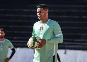 Gilvan é mais um desfalque do Santa Cruz para clássico contra o Sport