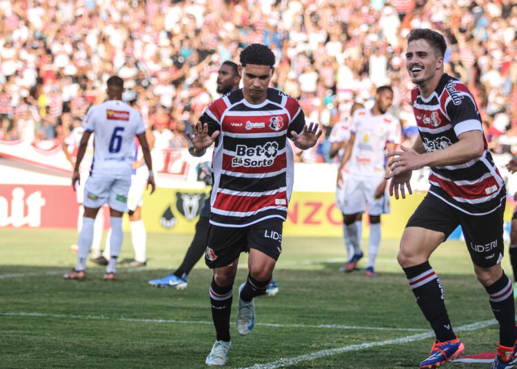 Santa Cruz recebe o Retrô nesta terça. Foto: Evelyn Victoria