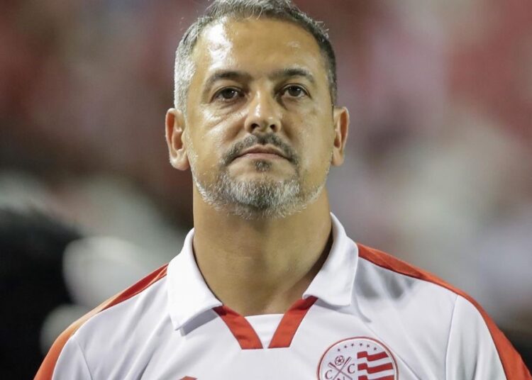 Marquinhos Santos ressalta boa atuação do Náutico, crê que a bola toca no braço de Mezenga, mas diz que arbitragem “errou para os dois lados”