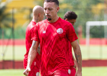 Com Paulo Sérgio suspenso, Marquinhos Santos trabalha para definir o substituto na estreia do Náutico na temporada