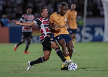 Com golaço de fora da área, Santa Cruz vence o Retrô no Arruda e assume liderança do Pernambucano