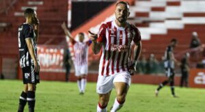 Paulo Sérgio marca o gol da vitória contra o Ceará. Foto:  Gabriel França/Náutico