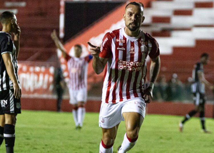 Paulo Sérgio marca o gol da vitória contra o Ceará. Foto: Gabriel França/Náutico