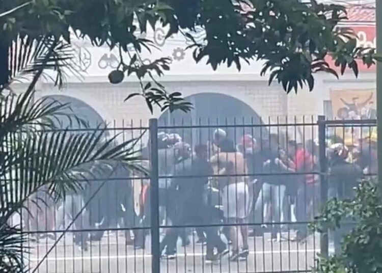 Uniformizadas de Santa Cruz e Sport causam cenas de terror nas ruas antes do clássico