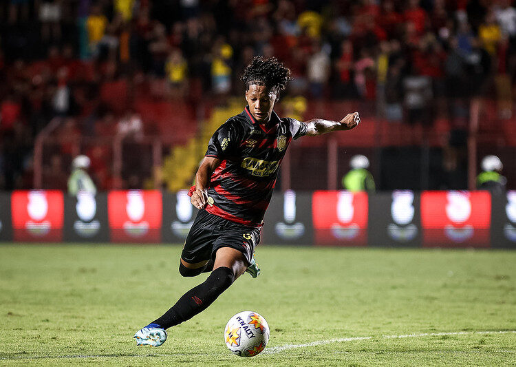 Após bom início de temporada, Sport amplia contrato de Zé Lucas até 2028