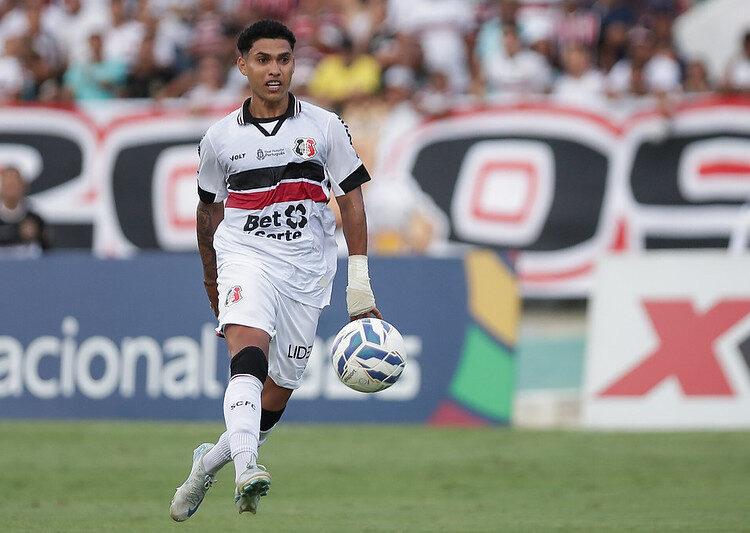 Thiaguinho ressalta boa fase defendendo o Santa Cruz e celebra chegada de Thiago Galhardo