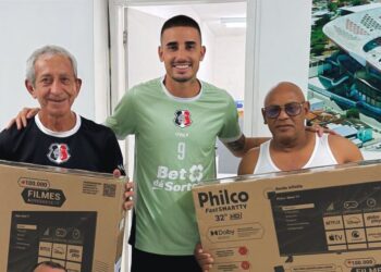 Ação de generosidade: Thiago Galhardo presenteia funcionários do Santa Cruz com televisões