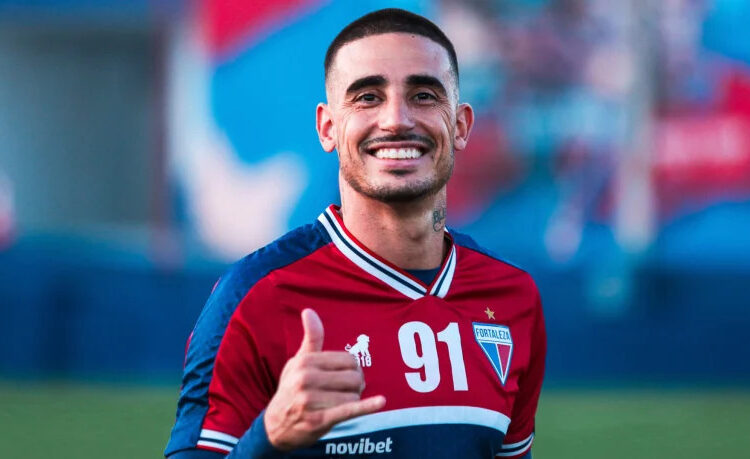 Em busca de camisa nove, Santa Cruz mira contratação de Thiago Galhardo