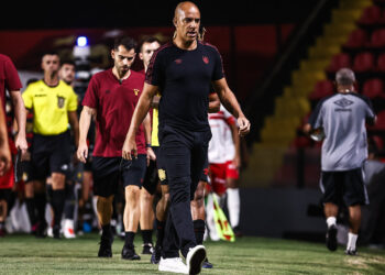 Pepa celebra o envolvimento da torcida na vitória do Sport sobre o CRB
