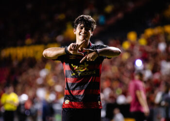 Lenny Lobato comenta boa fase no Sport, ressalta qualidade do setor ofensivo e faz projeção do clássico contra o Santa Cruz