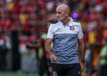 “Poderiam ter produzido mais”, diz Itamar Schulle sobre atuação do Santa Cruz em derrota no clássico contra o Sport