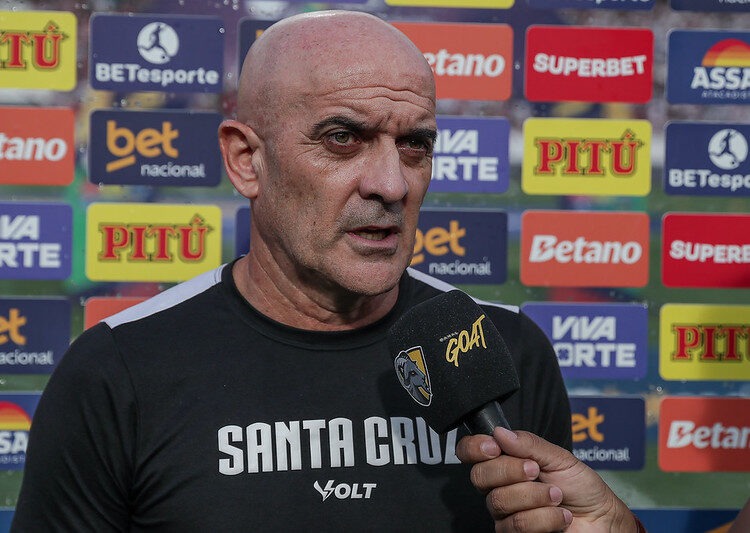Itamar Schulle destaca luta dos atletas em clássico e deixa continuidade no Santa Cruz em aberto