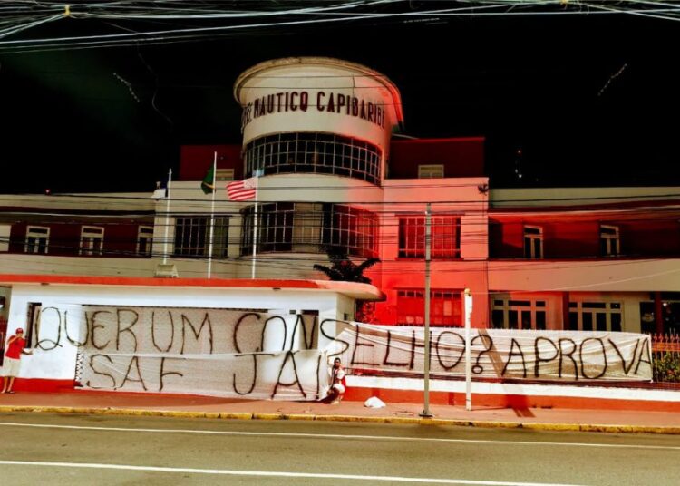 Náutico: Faixa na sede do clube pede que Conselho Deliberativo aprove proposta pela SAF