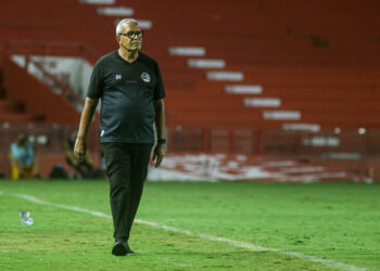 Náutico fecha contratação de Hélio dos Anjos como novo treinador