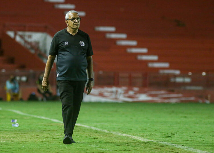 Náutico fecha contratação de Hélio dos Anjos como novo treinador