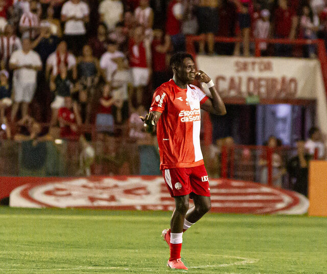 Samuel Otusanya, atacante do Náutico, recebe proposta do Criciúma e pode estar de saída