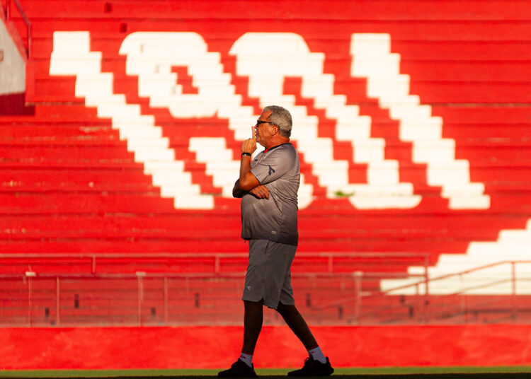 Helio dos Anjos estreia no comando do Náutico contra o Botafogo-PB. Foto: Gabriel França / Náutico
