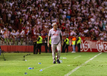 Hélio dos Anjos celebra comportamento do Náutico e prevê evolução da equipe