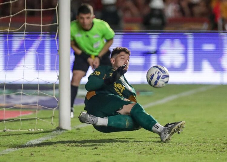 Caíque França destaca felicidade após defender pênalti que garantiu título do Sport: “Sonhava com esse momento”