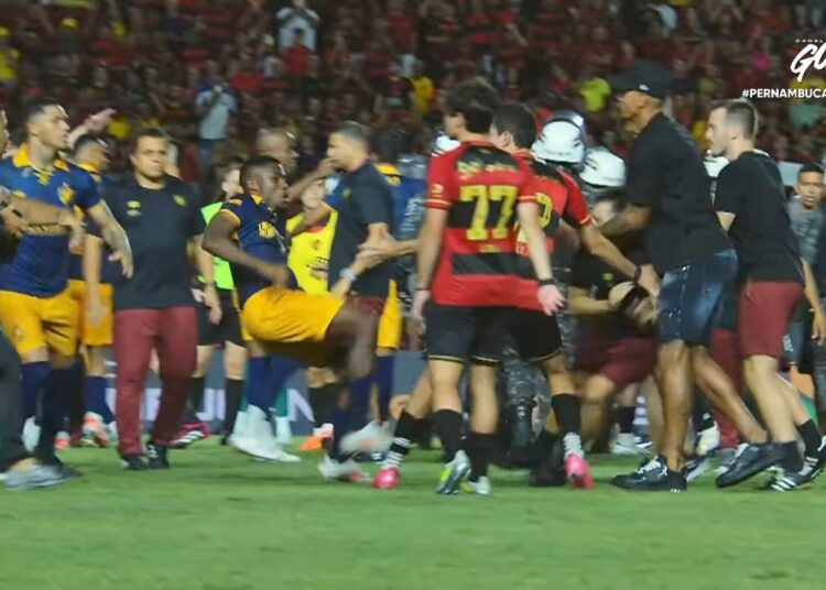 Após final do Pernambucano, Fabinho, volante do Retrô, faz duras críticas a Carlos Alberto, do Sport: “Moleque, poderia ter causado algo pior”