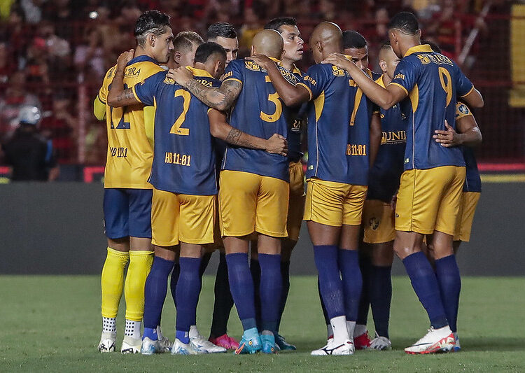 Retrô encara o Figueirense na Arena Pernambuco. Foto: Rafael Vieira / FPF
