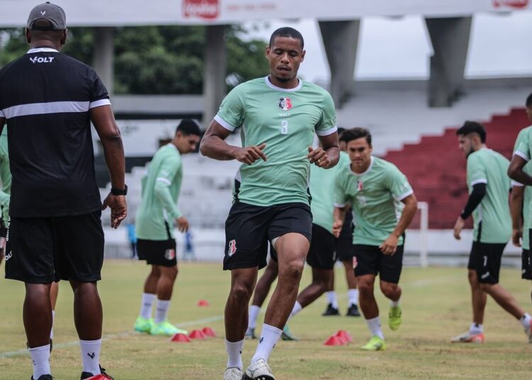 Everton Sena deixa o Santa Cruz. Foto: Evelyn Victoria