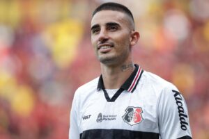 Thiago Galhardo desfalca o Santa Cruz contra o Sousa. Foto: Rafael Vieira/DP Foto)