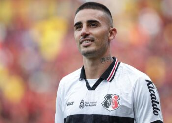 Thiago Galhardo desfalca o Santa Cruz contra o Sousa. Foto: Rafael Vieira/DP Foto)