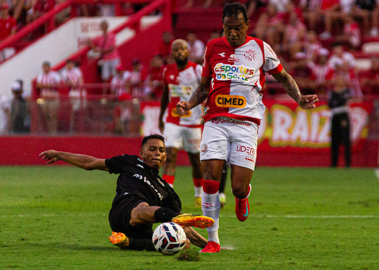 Náutico: Vinícius é diagnosticado com lesão no joelho e será submetido à cirurgia