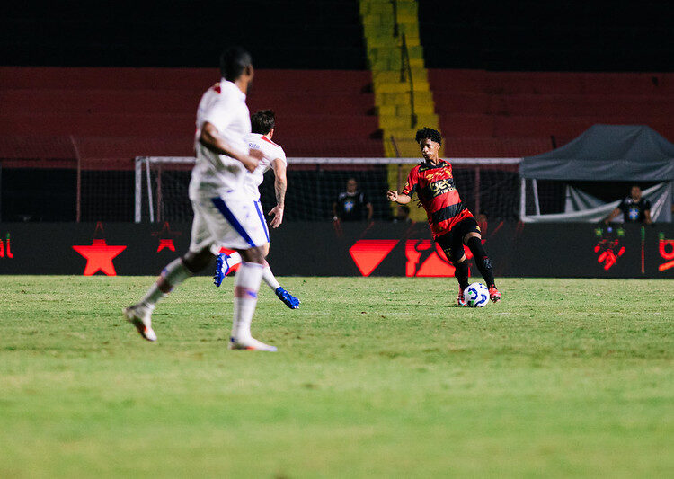 O jovem Zé Lucas é uma das esperanças do Sport contra o Cruzeiro. Foto: Paulo Paiva/Sport
