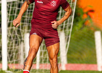 Paulo Sérgio é a grande esperança de gols do Timbu contra o Brusque. Foto: Gabriel França/Náutico