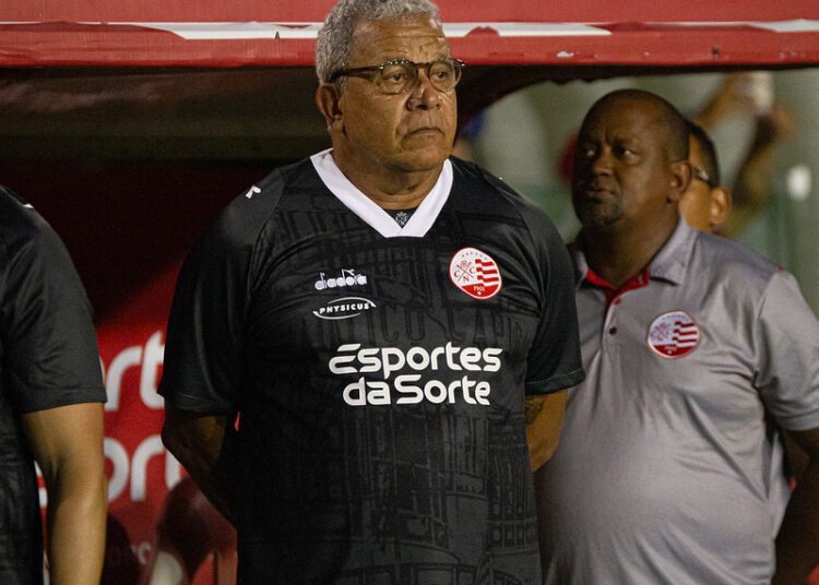 Hélio dos Anjos critica atuação do Náutico no primeiro tempo e fala sobre conversa com Paulo Sérgio após expulsão