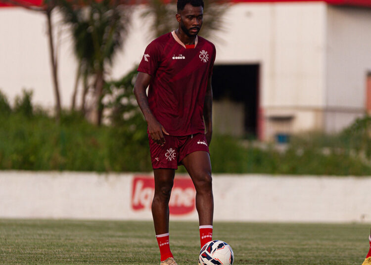 “Uma vitória nos coloca de vez no campeonato”, diz Igor Fernandes, lateral do Náutico, sobre confronto com a Ponte Preta