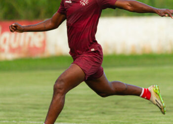Bruno Mezenga é a esperança de gols do Náutico contra a Ponte Preta. Foto: Gabriel França/Náutico