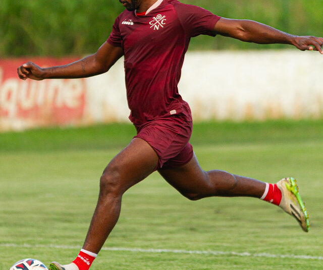 Bruno Mezenga é a esperança de gols do Náutico contra a Ponte Preta. Foto: Gabriel França/Náutico