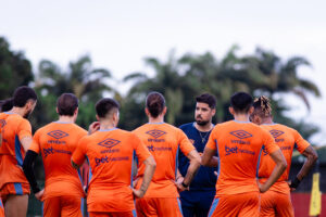 Antonio Oliveira tenta organizar a equipe para conquistar primeira vitória do Sport na Série A. Foto: Paulo Paiva/Sport