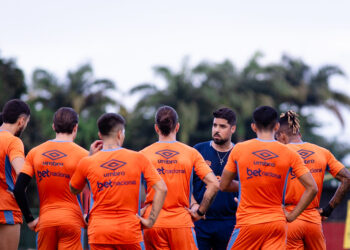 Antonio Oliveira tenta organizar a equipe para conquistar primeira vitória do Sport na Série A. Foto: Paulo Paiva/Sport