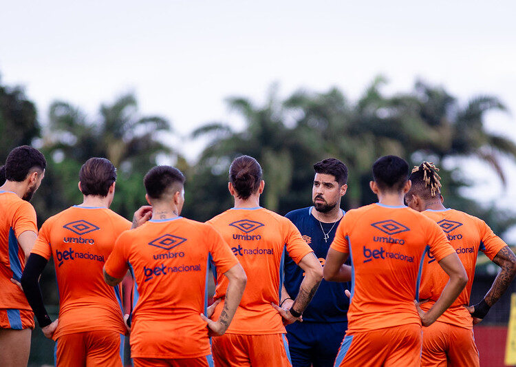 Antonio Oliveira tenta organizar a equipe para conquistar primeira vitória do Sport na Série A. Foto: Paulo Paiva/Sport