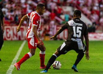 Nos Aflitos, Náutico é derrotado pela Ponte Preta em jogo com expulsões e lei do ex