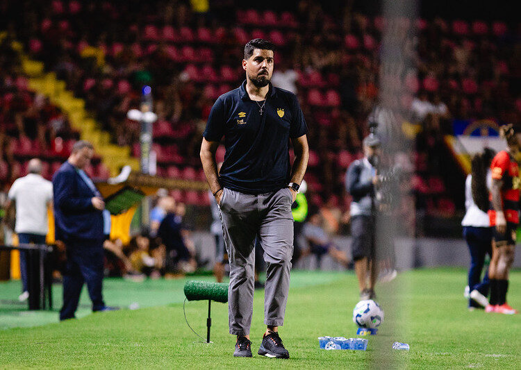 António Oliveira exalta atuação do Sport contra o Internacional: “Fez um jogo com qualidade”