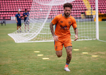 Lucas Lima tenta carregar o Sport para primeira vitória na Série A. Foto: Paulo Paiva/Sport Recife